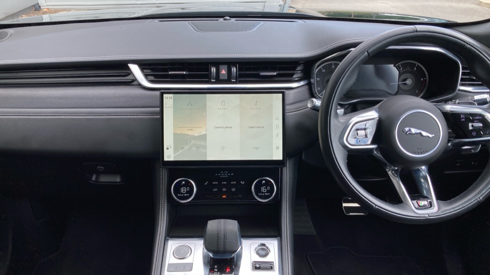 Jaguar F-Pace 2.0 D200 R-Dynamic SE 5dr Auto AWD Diesel Estate - Image 14