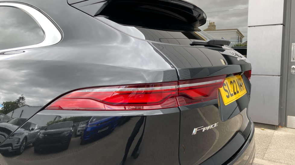 Jaguar F-Pace 2.0 D200 R-Dynamic SE 5dr Auto AWD Diesel Estate - Image 19