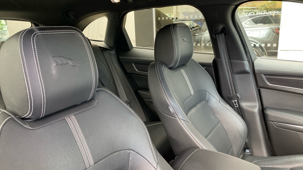 Jaguar F-Pace 2.0 D200 R-Dynamic SE 5dr Auto AWD Diesel Estate - Image 25
