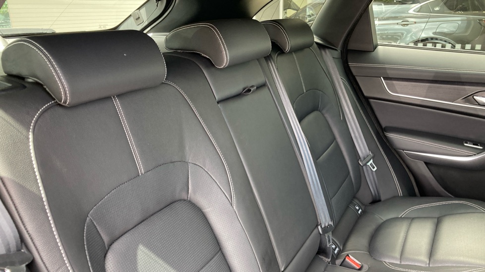 Jaguar F-Pace 2.0 D200 R-Dynamic SE 5dr Auto AWD Diesel Estate - Image 36