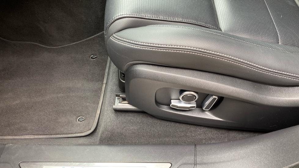Jaguar F-Pace 2.0 D200 R-Dynamic SE 5dr Auto AWD Diesel Estate - Image 40