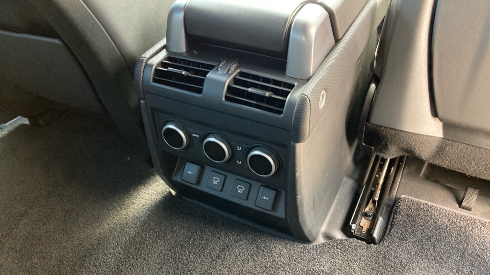 Land Rover Defender 5.0 P525 V8 90 3dr Auto Petrol Estate - Image 18