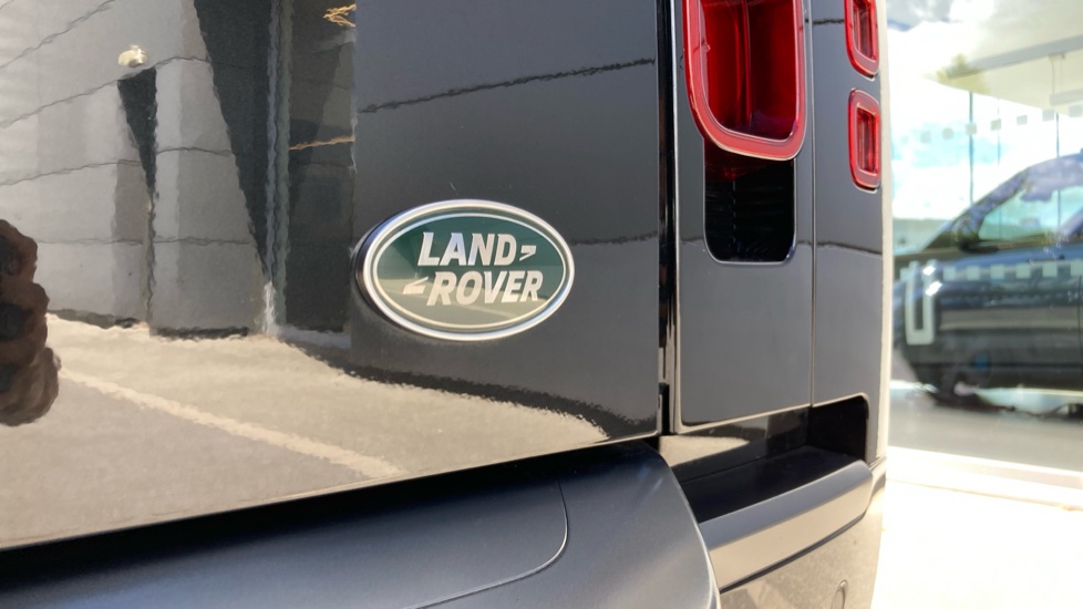 Land Rover Defender 5.0 P525 V8 90 3dr Auto Petrol Estate - Image 27