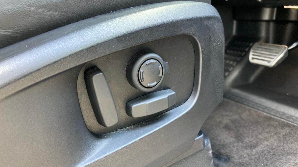 Land Rover Defender 5.0 P525 V8 90 3dr Auto Petrol Estate - Image 31