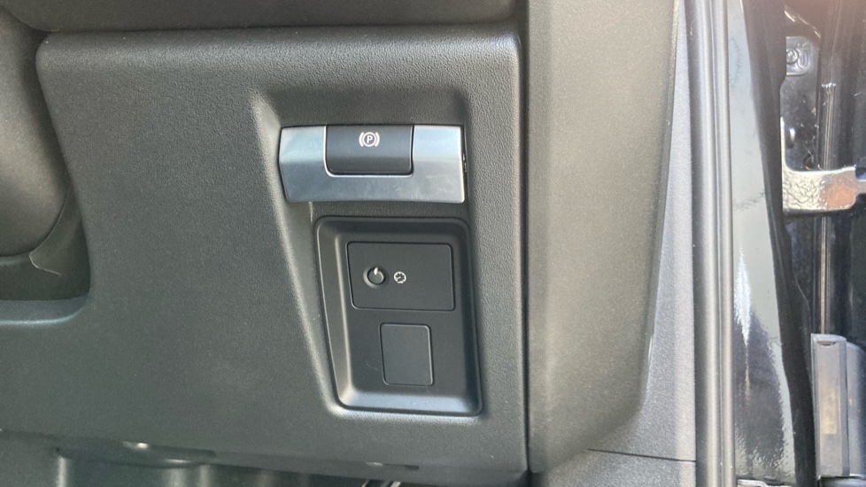 Land Rover Defender 5.0 P525 V8 90 3dr Auto Petrol Estate - Image 32