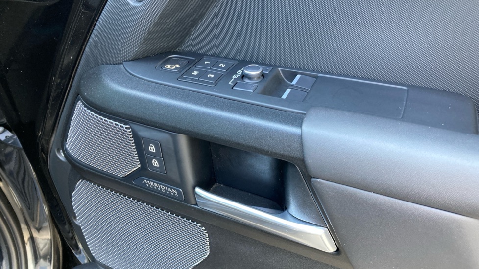 Land Rover Defender 5.0 P525 V8 90 3dr Auto Petrol Estate - Image 34