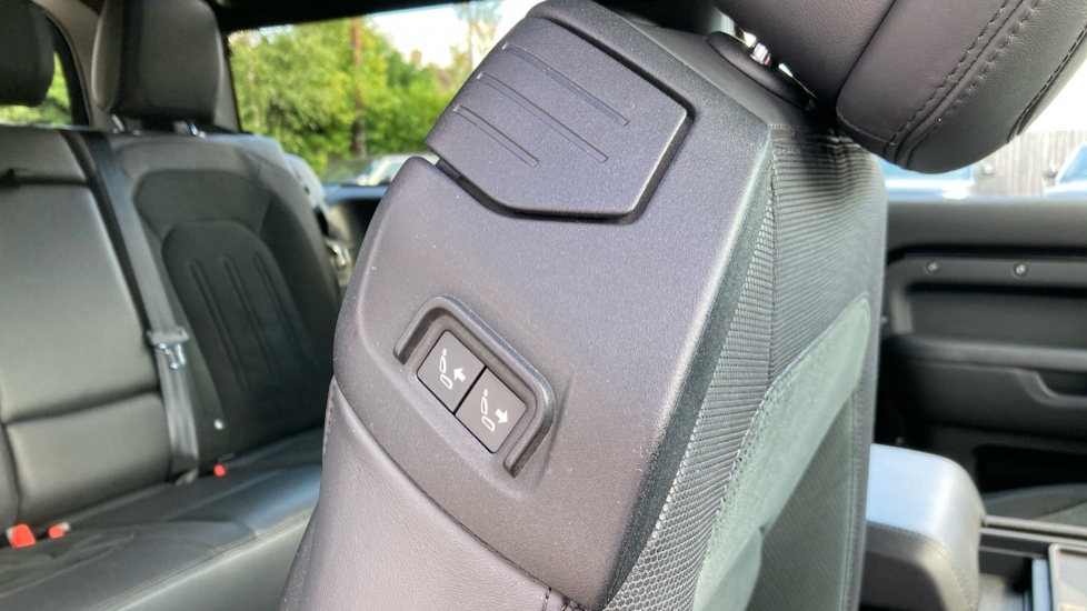 Land Rover Defender 5.0 P525 V8 90 3dr Auto Petrol Estate - Image 35