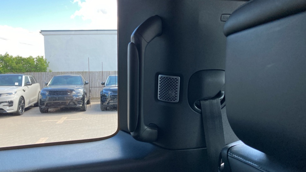 Land Rover Defender 5.0 P525 V8 90 3dr Auto Petrol Estate - Image 38