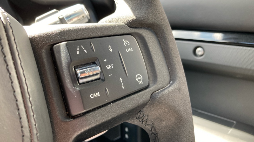 Land Rover Defender 5.0 P525 V8 90 3dr Auto Petrol Estate - Image 43