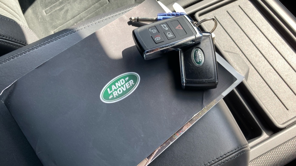 Land Rover Defender 5.0 P525 V8 90 3dr Auto Petrol Estate - Image 48