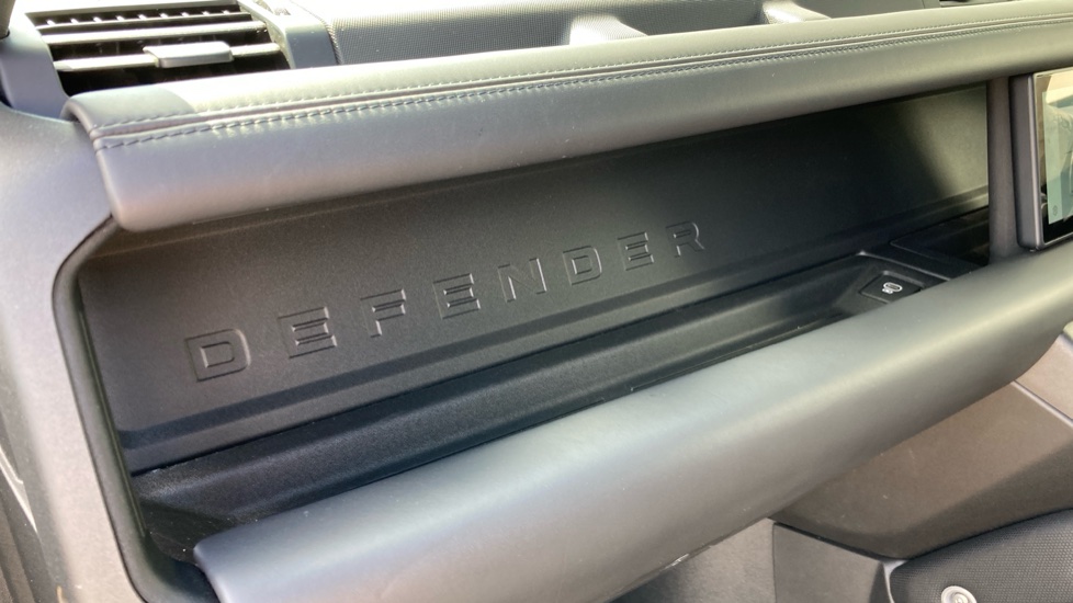 Land Rover Defender 5.0 P525 V8 90 3dr Auto Petrol Estate - Image 50