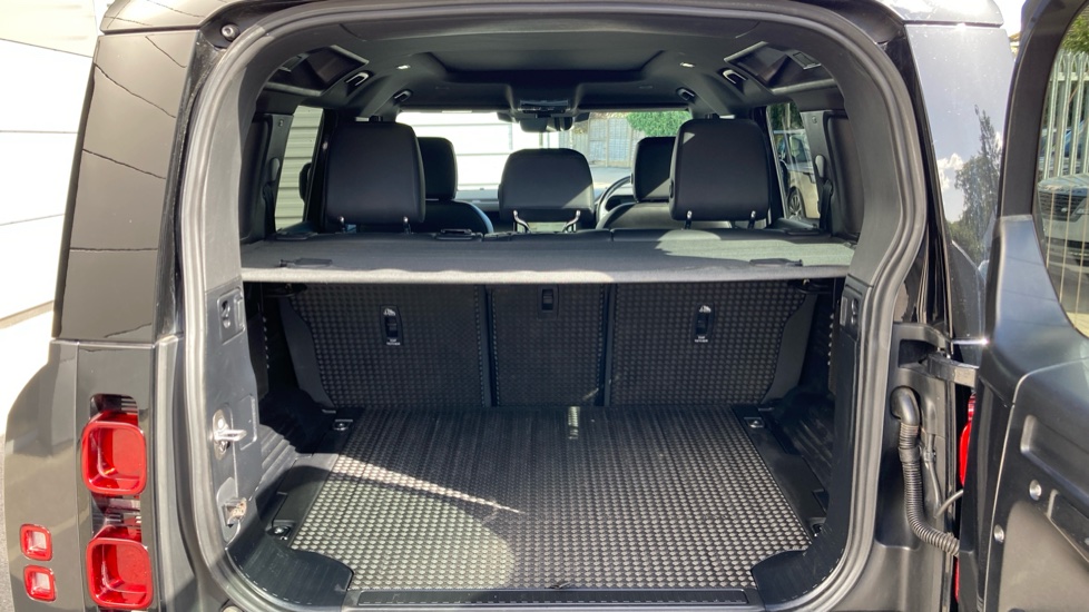 Land Rover Defender 3.0 D250 X-Dynamic SE 110 5dr Auto Diesel Estate - Image 10