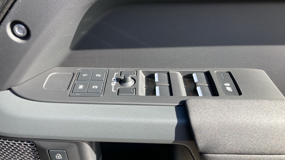 Land Rover Defender 3.0 D250 X-Dynamic SE 110 5dr Auto Diesel Estate - Image 24