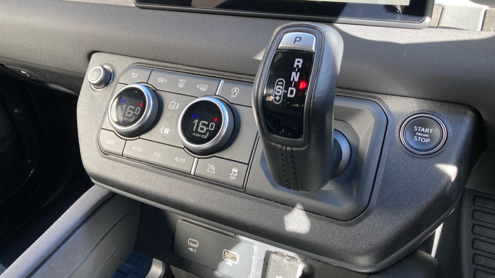 Land Rover Defender 3.0 D250 X-Dynamic SE 110 5dr Auto Diesel Estate - Image 34
