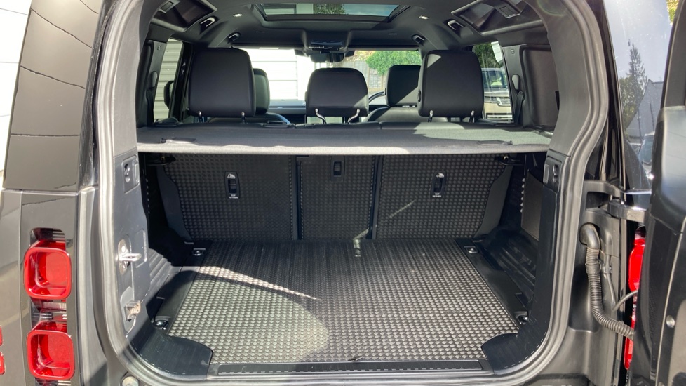 Land Rover Defender 3.0 D250 X-Dynamic SE 110 5dr Auto Diesel Estate - Image 47