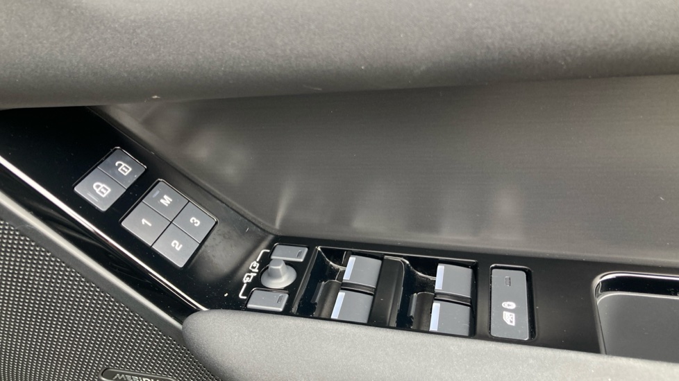 Land Rover Range Rover Velar 2.0 D200 MHEV Dynamic SE 5dr Auto Diesel Estate - Image 23
