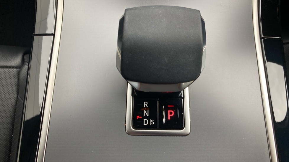 Land Rover Range Rover Velar 2.0 D200 MHEV Dynamic SE 5dr Auto Diesel Estate - Image 33