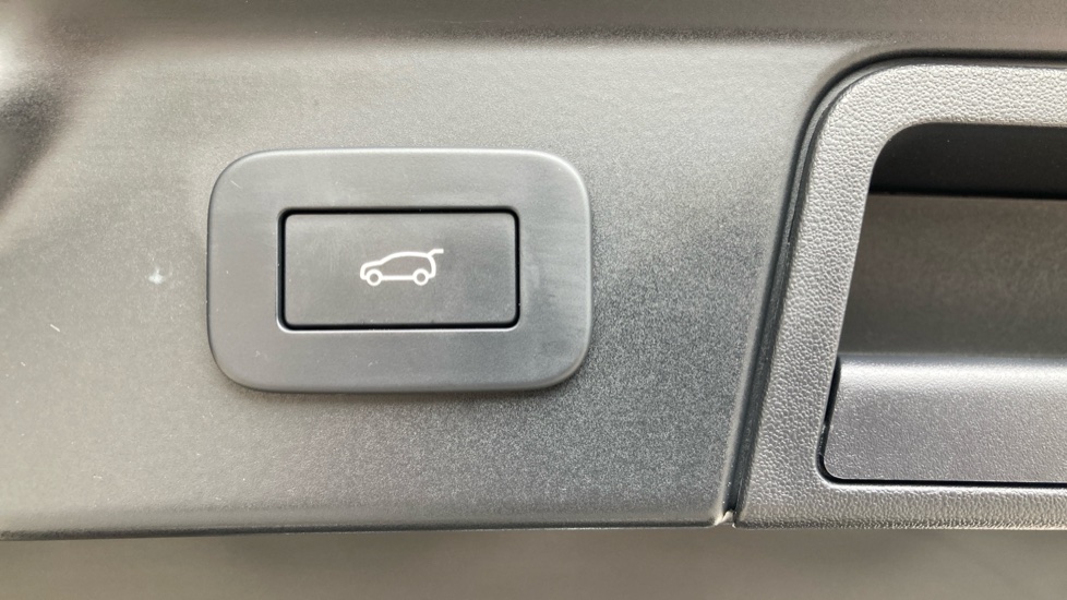 Land Rover Range Rover Velar 2.0 D200 MHEV Dynamic SE 5dr Auto Diesel Estate - Image 39
