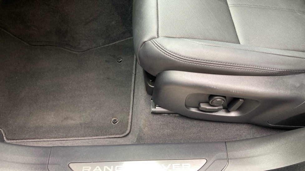 Land Rover Range Rover Velar 2.0 D200 MHEV Dynamic SE 5dr Auto Diesel Estate - Image 41