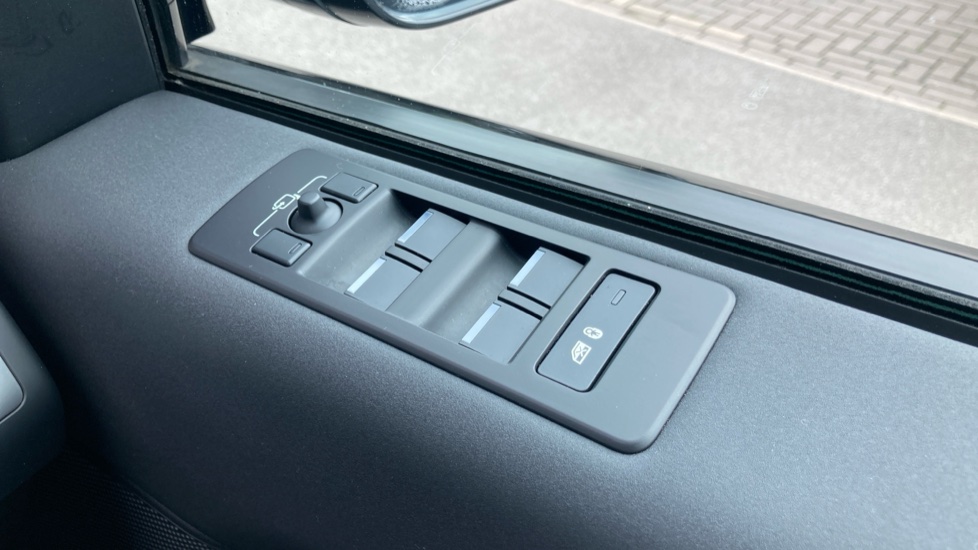 Land Rover Discovery 3.0 D250 S 5dr Auto Diesel Station Wagon - Image 30