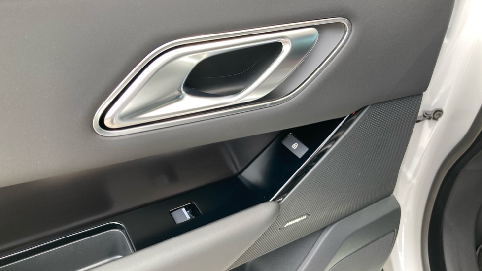 Land Rover Range Rover Velar 2.0 D200 MHEV Belgravia Edition 5dr Auto Diesel Estate - Image 35