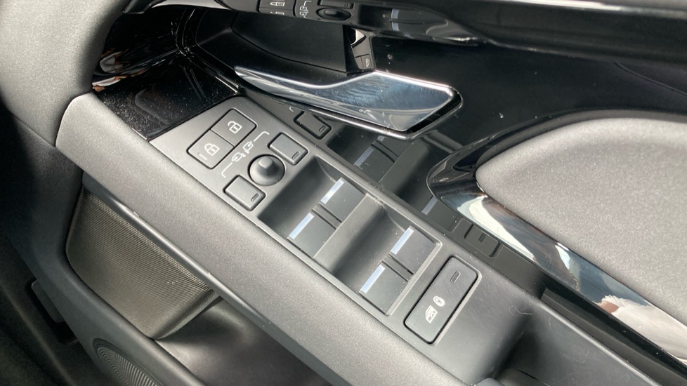 Land Rover Range Rover Evoque 2.0 D200 Dynamic SE 5dr Auto Diesel Hatchback - Image 32