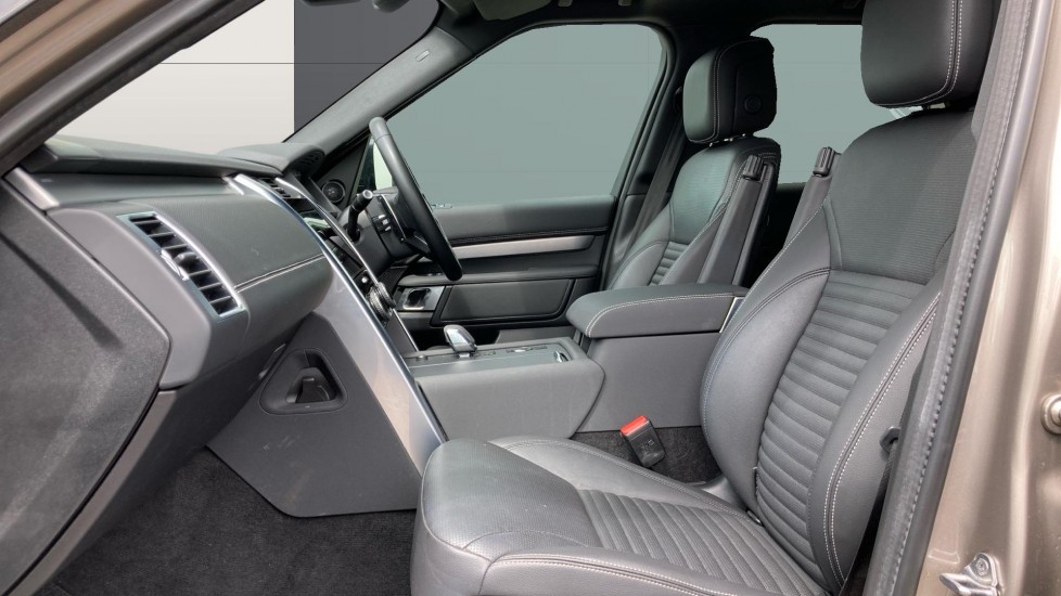 Land Rover Discovery 3.0 D300 R-Dynamic SE 5dr Auto Diesel Station Wagon - Image 3