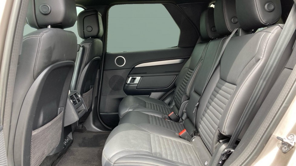 Land Rover Discovery 3.0 D300 R-Dynamic SE 5dr Auto Diesel Station Wagon - Image 4