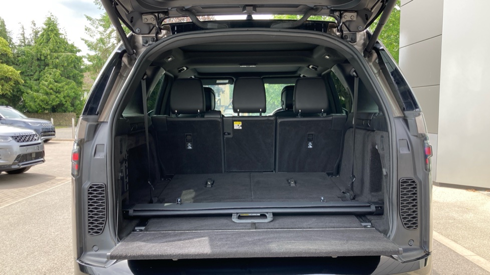 Land Rover Discovery 3.0 D300 R-Dynamic SE 5dr Auto Diesel Station Wagon - Image 10