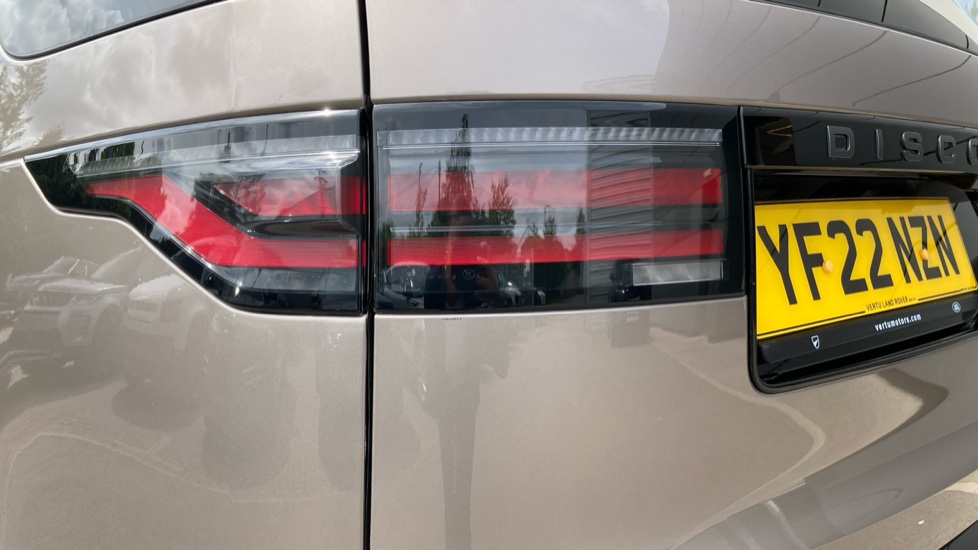 Land Rover Discovery 3.0 D300 R-Dynamic SE 5dr Auto Diesel Station Wagon - Image 19