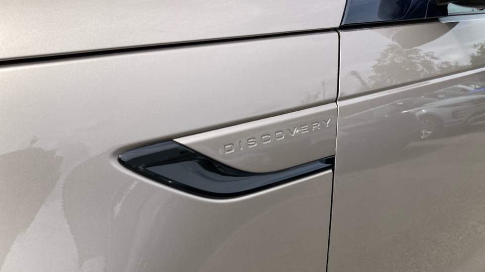 Land Rover Discovery 3.0 D300 R-Dynamic SE 5dr Auto Diesel Station Wagon - Image 22