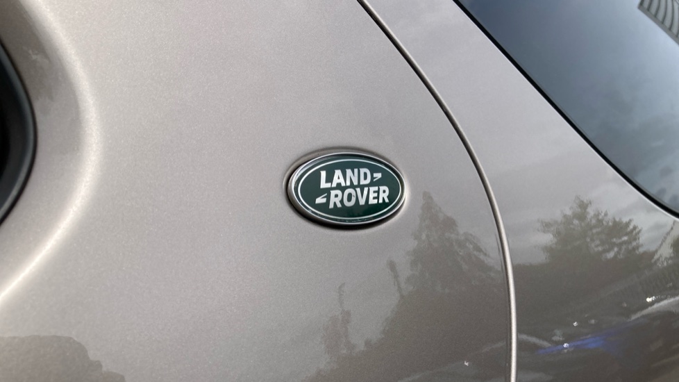 Land Rover Discovery 3.0 D300 R-Dynamic SE 5dr Auto Diesel Station Wagon - Image 24