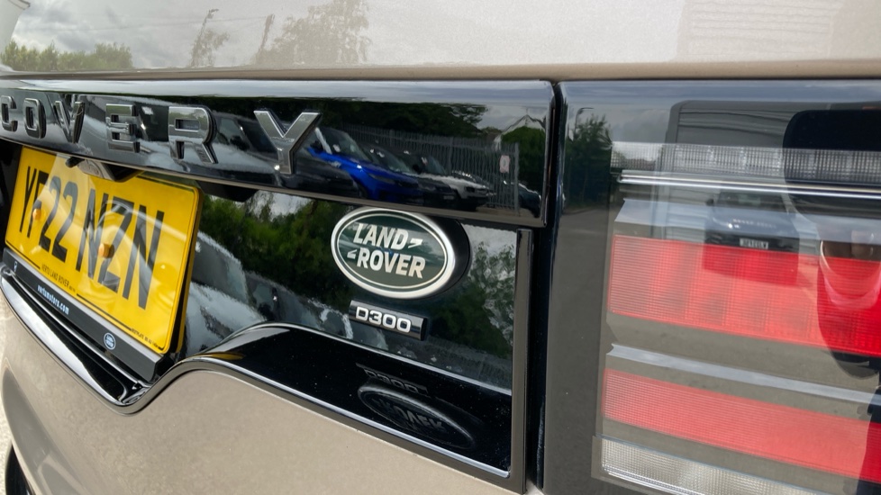 Land Rover Discovery 3.0 D300 R-Dynamic SE 5dr Auto Diesel Station Wagon - Image 25