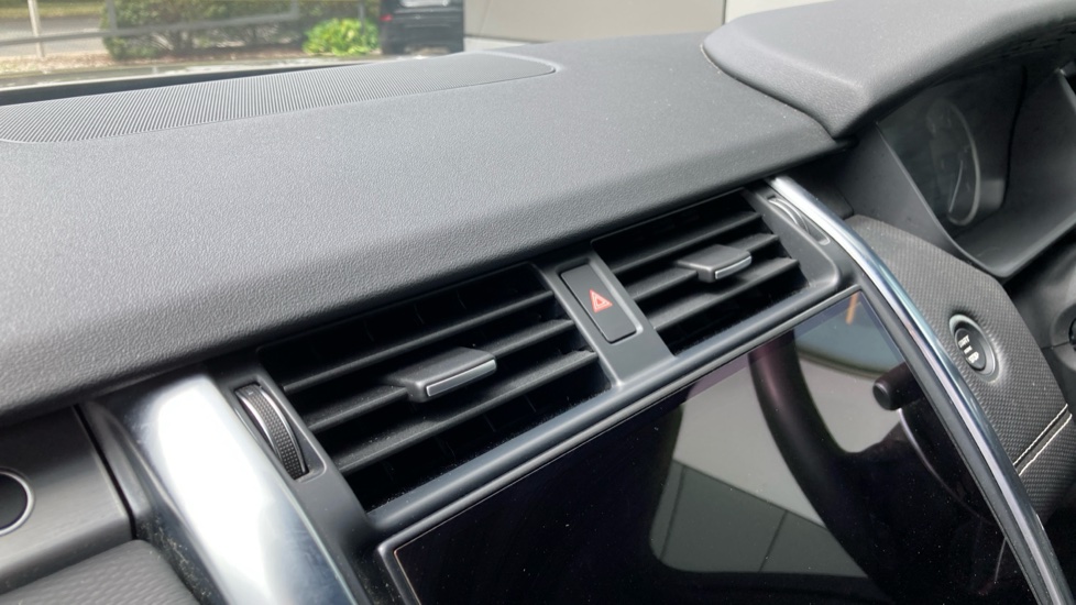 Land Rover Discovery 3.0 D300 R-Dynamic SE 5dr Auto Diesel Station Wagon - Image 38