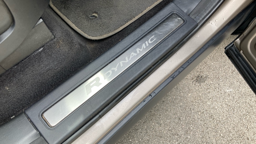 Land Rover Discovery 3.0 D300 R-Dynamic SE 5dr Auto Diesel Station Wagon - Image 47