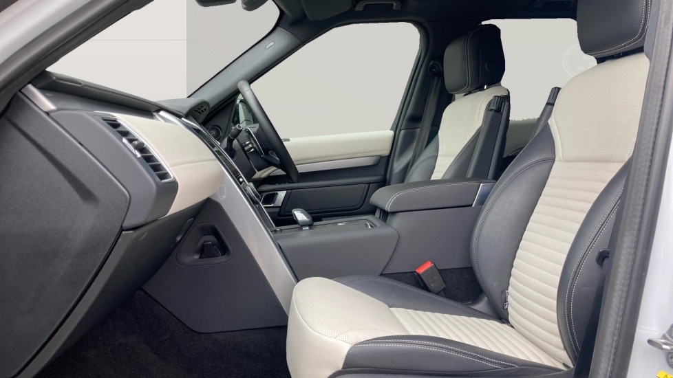 Land Rover Discovery 3.0 D300 R-Dynamic SE 5dr Auto Diesel Station Wagon - Image 3