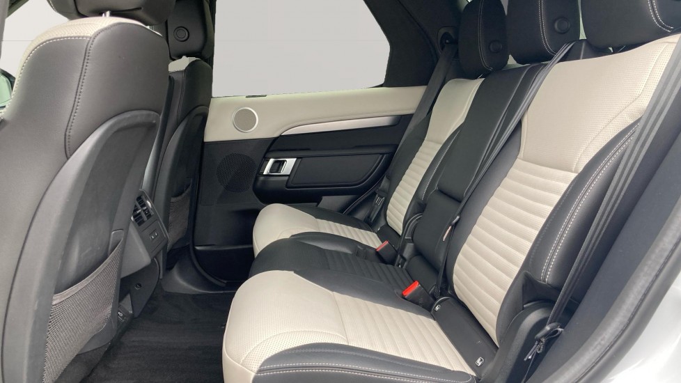 Land Rover Discovery 3.0 D300 R-Dynamic SE 5dr Auto Diesel Station Wagon - Image 4