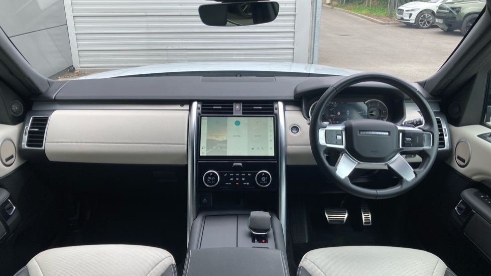 Land Rover Discovery 3.0 D300 R-Dynamic SE 5dr Auto Diesel Station Wagon - Image 9