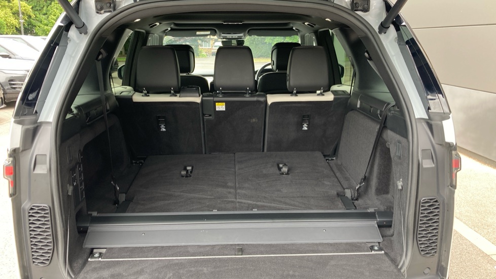 Land Rover Discovery 3.0 D300 R-Dynamic SE 5dr Auto Diesel Station Wagon - Image 10