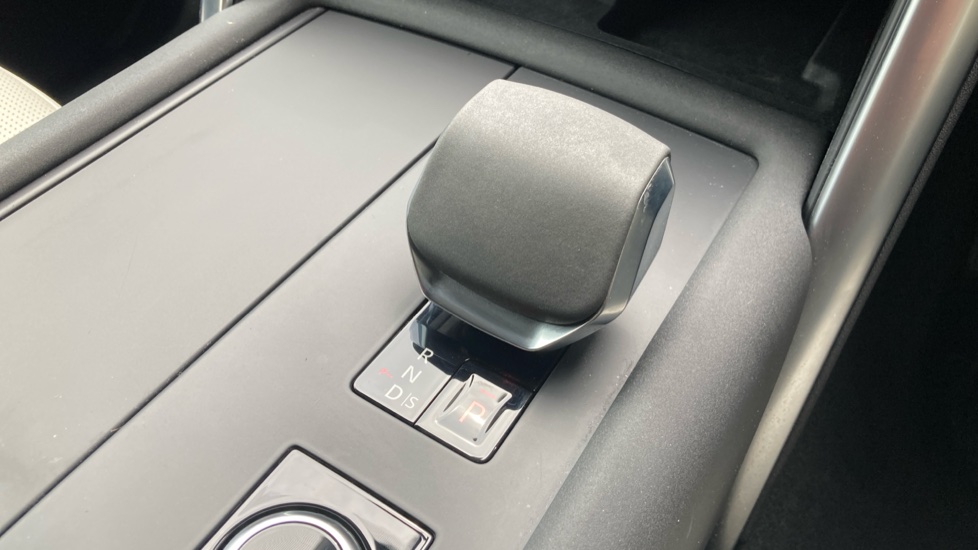 Land Rover Discovery 3.0 D300 R-Dynamic SE 5dr Auto Diesel Station Wagon - Image 13