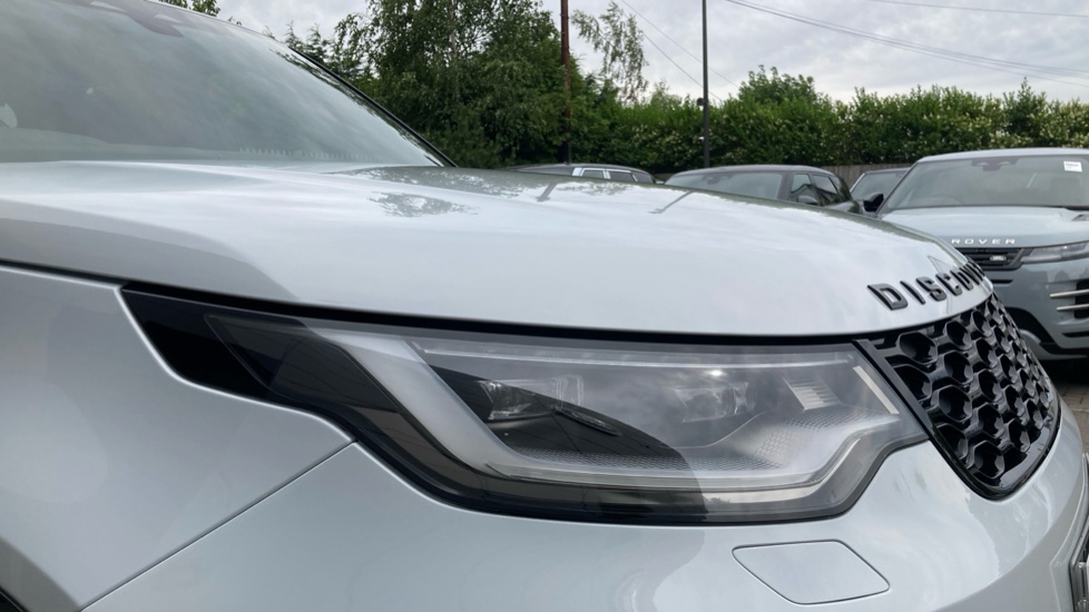 Land Rover Discovery 3.0 D300 R-Dynamic SE 5dr Auto Diesel Station Wagon - Image 17