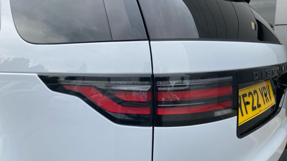 Land Rover Discovery 3.0 D300 R-Dynamic SE 5dr Auto Diesel Station Wagon - Image 19