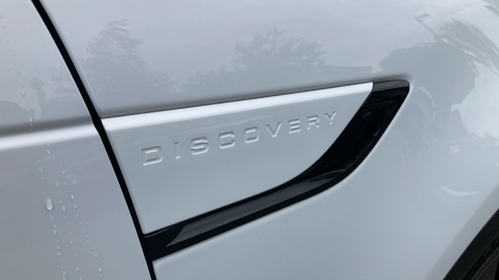 Land Rover Discovery 3.0 D300 R-Dynamic SE 5dr Auto Diesel Station Wagon - Image 20