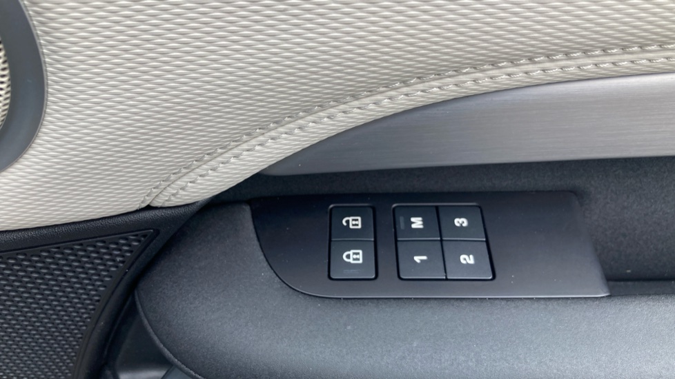Land Rover Discovery 3.0 D300 R-Dynamic SE 5dr Auto Diesel Station Wagon - Image 24