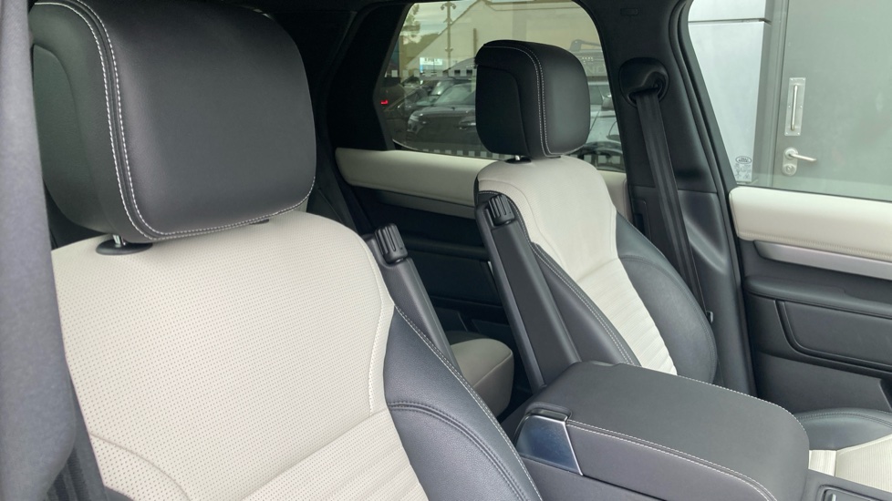 Land Rover Discovery 3.0 D300 R-Dynamic SE 5dr Auto Diesel Station Wagon - Image 26
