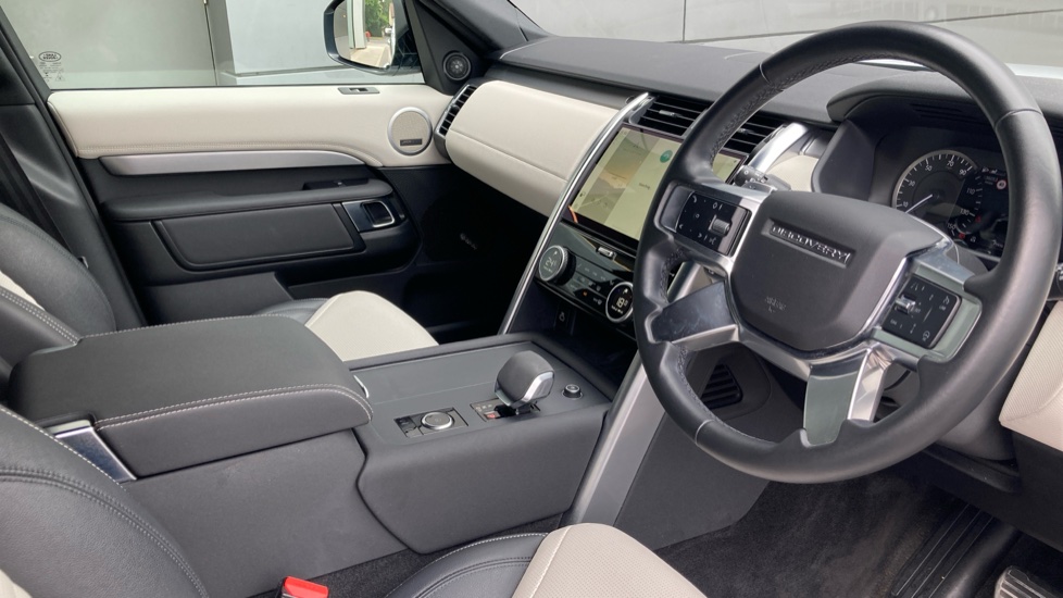 Land Rover Discovery 3.0 D300 R-Dynamic SE 5dr Auto Diesel Station Wagon - Image 27