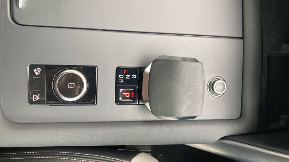 Land Rover Discovery 3.0 D300 R-Dynamic SE 5dr Auto Diesel Station Wagon - Image 44
