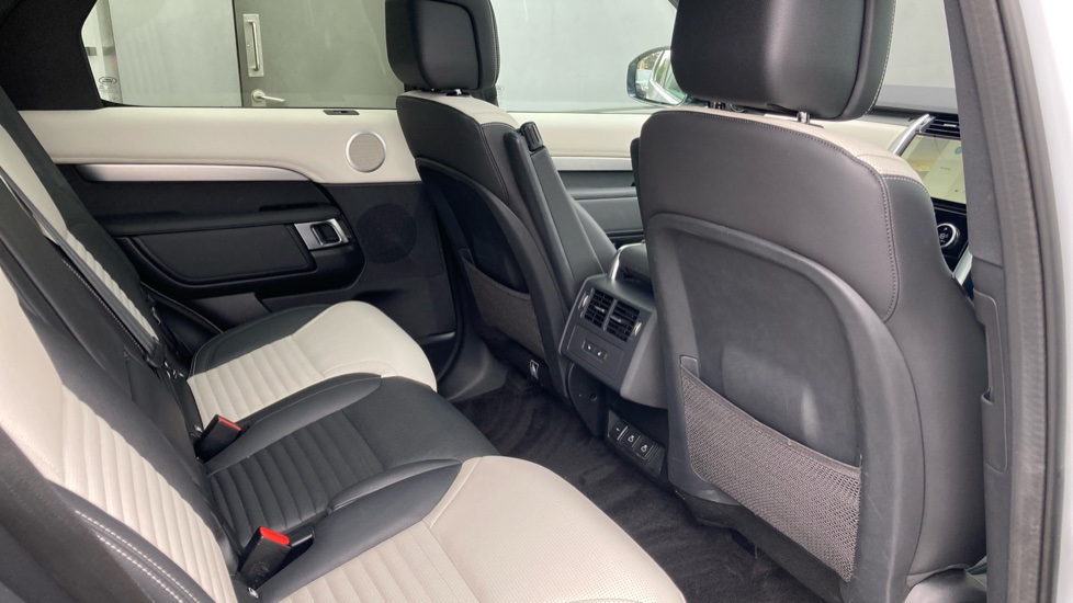 Land Rover Discovery 3.0 D300 R-Dynamic SE 5dr Auto Diesel Station Wagon - Image 51