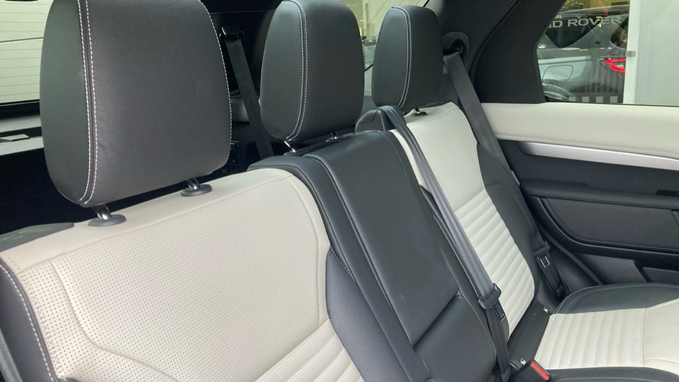 Land Rover Discovery 3.0 D300 R-Dynamic SE 5dr Auto Diesel Station Wagon - Image 52