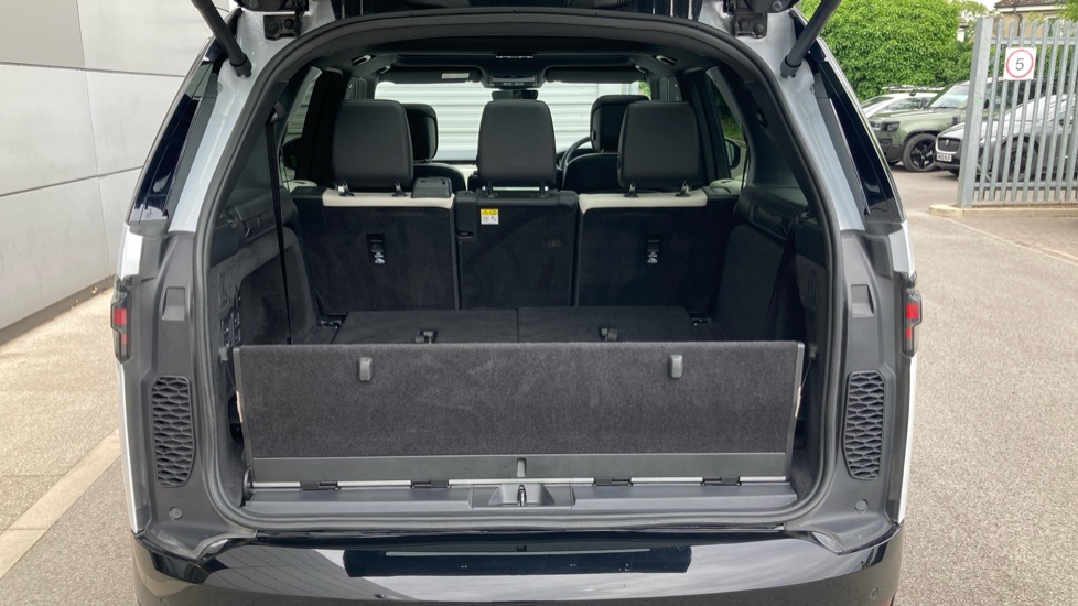 Land Rover Discovery 3.0 D300 R-Dynamic SE 5dr Auto Diesel Station Wagon - Image 53